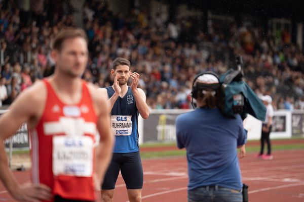 Jan Ruhrmann (LAV Bayer Uerdingen/Dormagen) vor dem 400m Start am 07.05.2022 beim Stadtwerke Ratingen Mehrkampf-Meeting 2022 in Ratingen